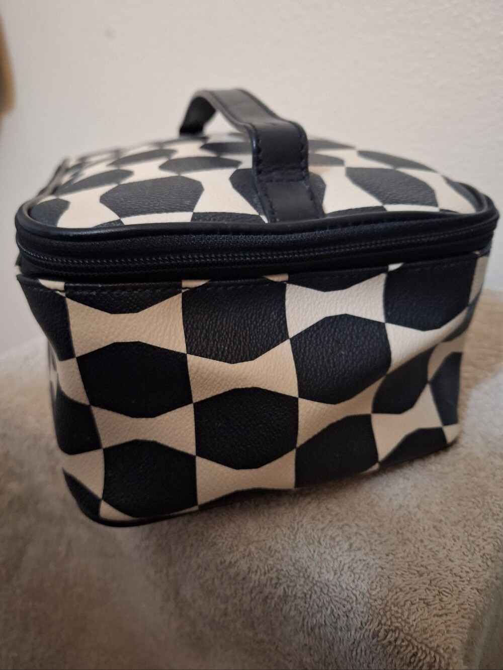Kate Spade Cosmetic Case Black And White Bow Style - Picture 4 of 15